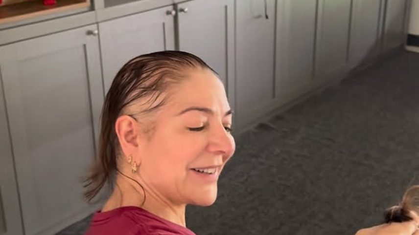 Mãe de Lucas Lucco corta o cabelo após diagnóstico de alopecia