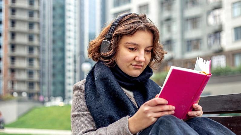 Quais livros são indicados para adolescentes? Especialista explica — Foto: Freepik