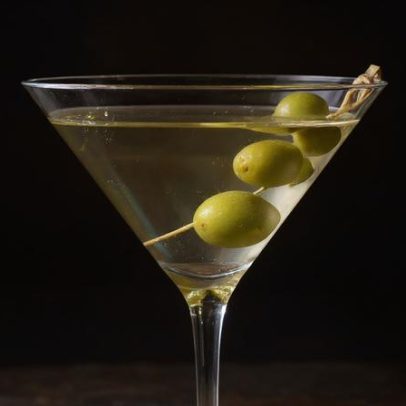 Ascensão do Dirty Martini: por que é popular e como prepará-lo