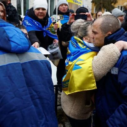 Ucrânia devolve 300 soldados em trocas de prisioneiros com Rússia, diz Zelenskiy
