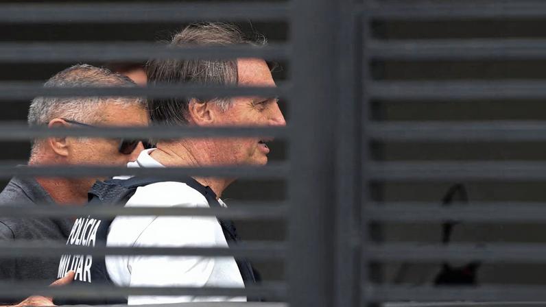 Bolsonaro cumpre pena em prisão domiciliar desde sexta-feira