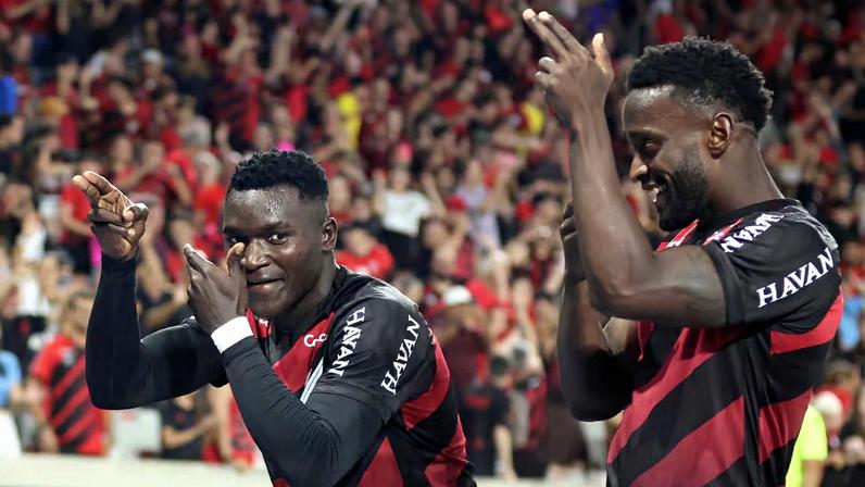 Viveros comemora um dos gols que marcou na vitória do Athletico sobre o Botafogo