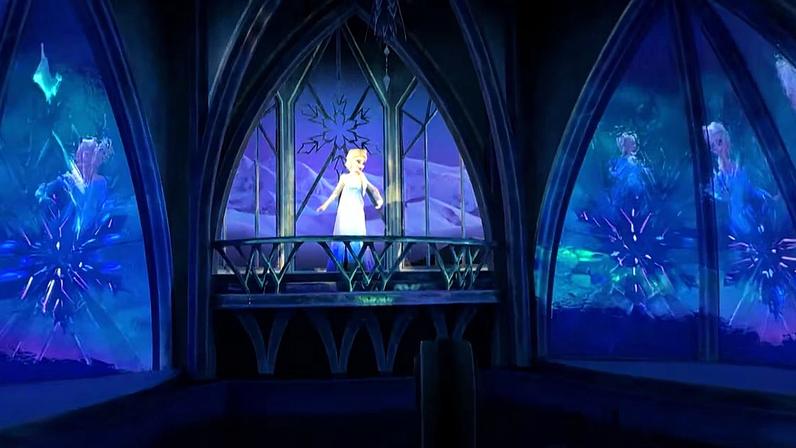 A imagem mostra uma cena animada ambientada dentro de uma estrutura de gelo com grandes janelas arqueadas em tons de azul. No centro, sobre uma sacada elevada com grades cristalinas, a personagem Elsa, loira, usa um vestido claro enquanto estende um dos braços, iluminada por uma luz fria que destaca o brilho ao seu redor. As paredes e janelas exibem padrões de neve e reflexos cintilantes.