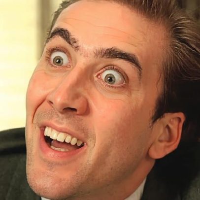 Nicolas Cage come baratas vivas em cena de filme