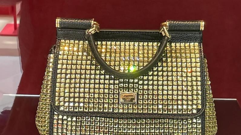 Bolsa da Dolce Gabbana no Shopping Iguatemi: De acordo com um relatório da Bain e da associação comercial Altagamma, as vendas do setor caíram 2% globalmente em 2025.