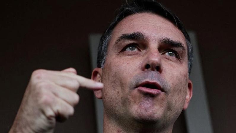 7.12.25 - Flávio Bolsonaro conversa com jornalistas na saída de um culto, em Brasília