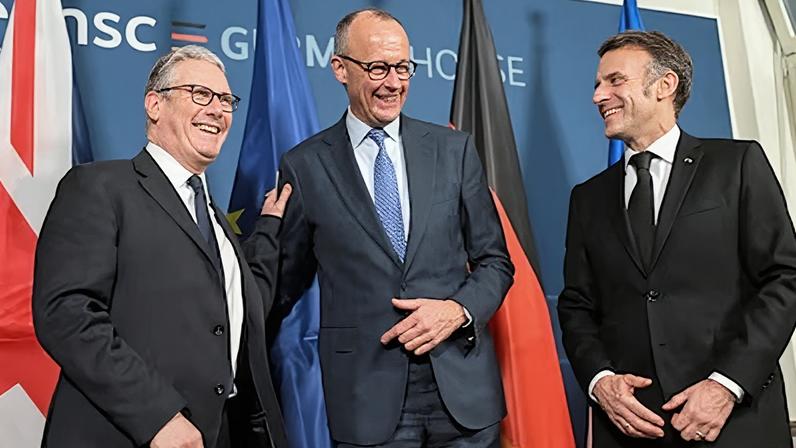 El primer ministro británico, Keir Starmer; el canciller alemán, Friederich Merz; y el presidente francés, Emmanuel Macron, el 13 de febrero en Munich