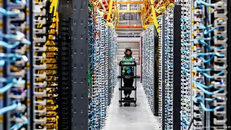 Ameaça da inteligência artificial de substituir o trabalho humano gera insegurança — Foto: Noah Berger/AP Images/picture alliance