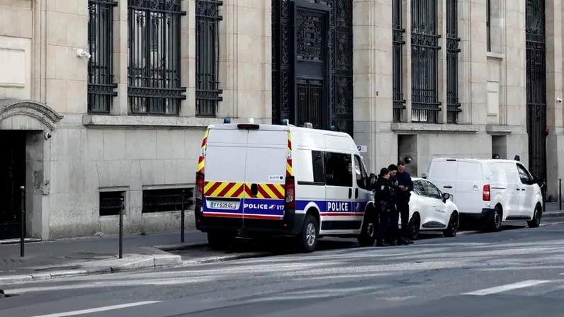 Policiais franceses em frente a agência do Bank of America