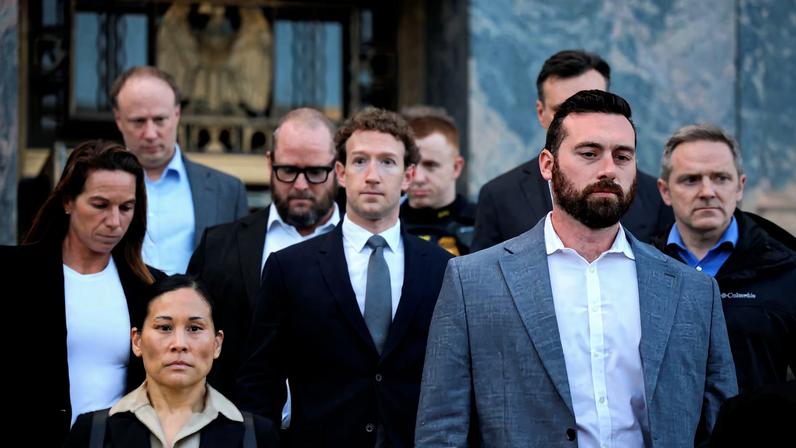 Mark Zuckerberg (centro da foto) é CEO da Meta, empresa condenada em julgamento nos EUA