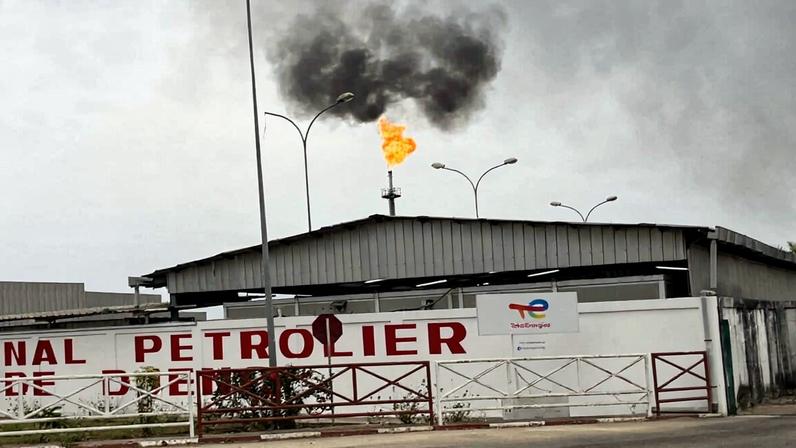 Flaring at the Djeno oil terminal, operated by TotalEnergies, in the Republic of Congo. Image by Elodie Toto/Mongabay.