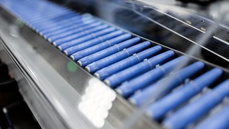 Canetas injetoras em fábrica da Novo Nordisk: cada novo paciente se torna, na prática, um contrato de monitoramento recorrente com o setor de medicina diagnóstica. (Foto: Carsten Snejbjerg/Bloomberg)