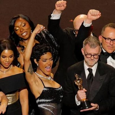 Uma batalha após outra leva o Oscar com seis prêmios em gala sem política