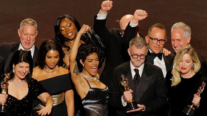 Uma batalha após outra leva o Oscar com seis prêmios em gala sem política