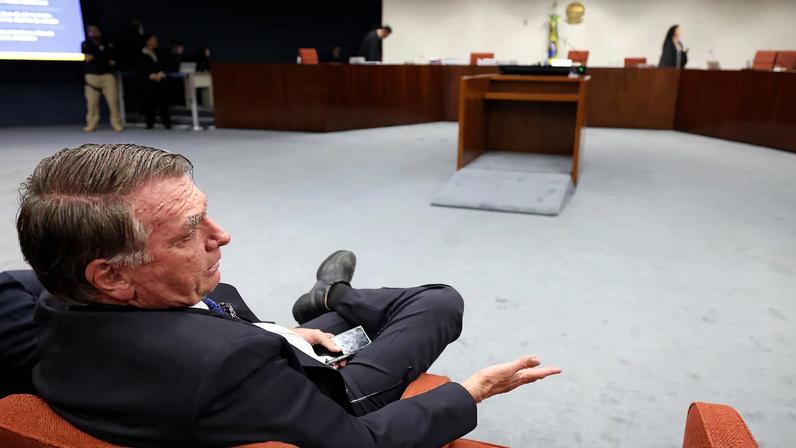 Outros pontos fixados por Moraes se referem ao uso de tornozeleira eletrônica por Bolsonaro