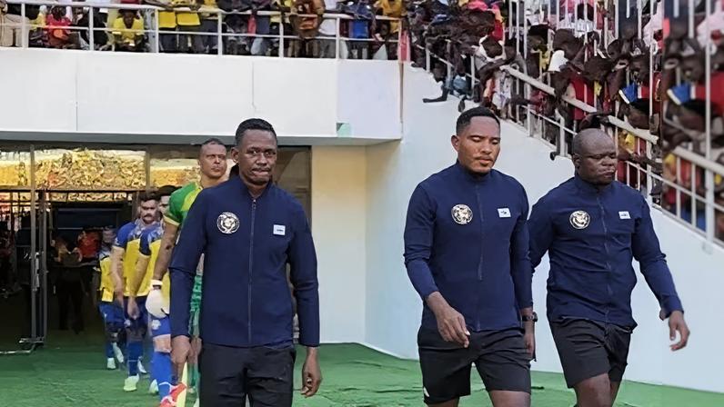Petro de Luanda foi a campo com a equipe de arbitragem no Estádio Nacional 11 de Novembro