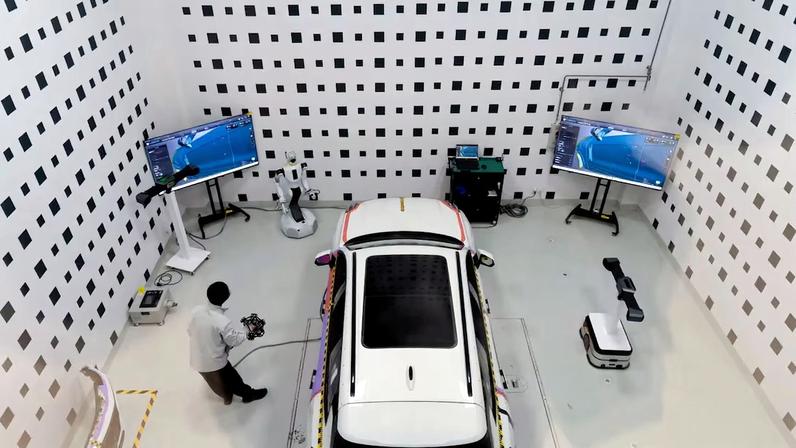 Com uma inovação rápida, ênfase em software e uma drástica redução de custos, as montadoras chinesas, como BYD e Geely, mudaram a dinâmica da indústria (Foto: Qilai Shen/Bloomberg)
