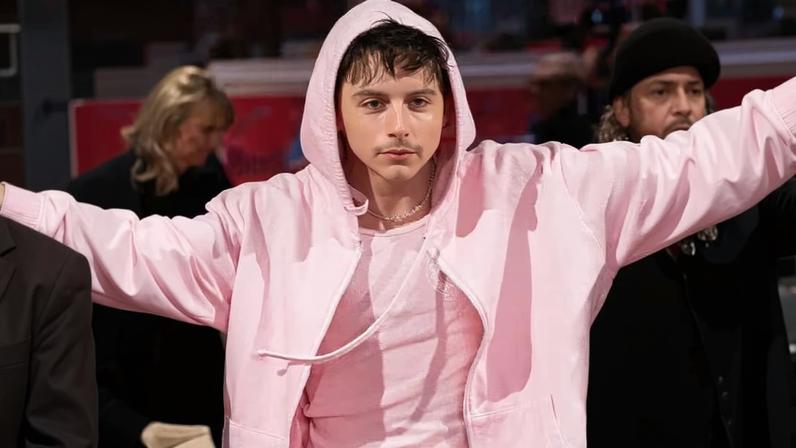Gaten Matarazzo (esq) faz piada com Timothée Chalamet para divulgar novo filme