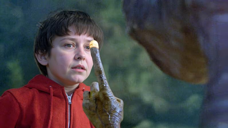 Henry Thomas como Eliott em E.T. - O Extraterrestre
