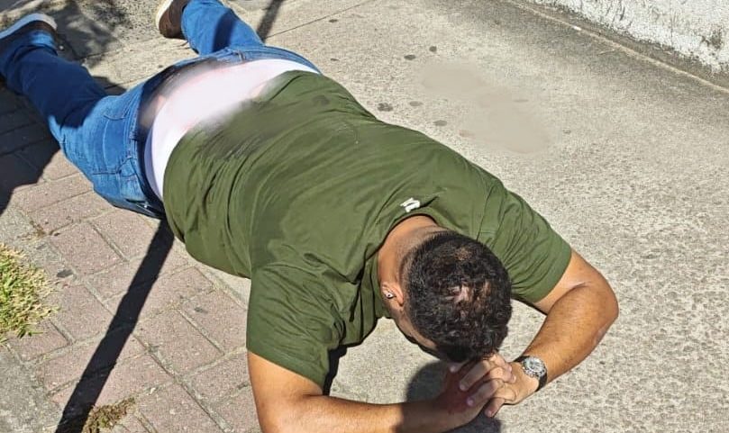Bandido tentou assaltar ex-policial, mas foi baleado e caiu ferido no local