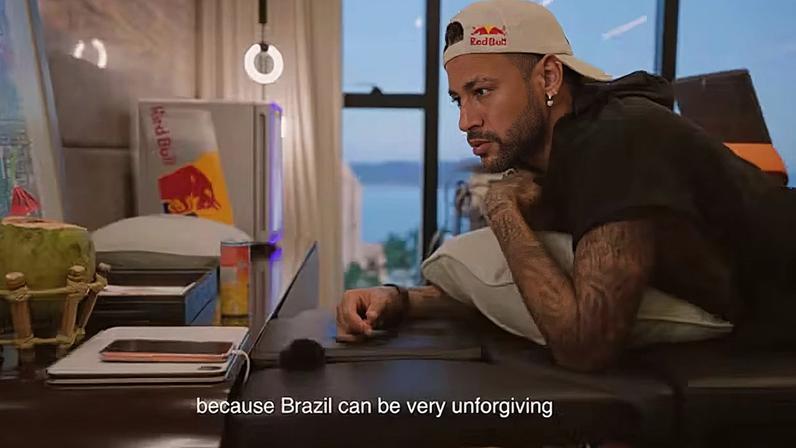 Neymar assistiu ao jogo entre Brasil e França ao lado de amigos