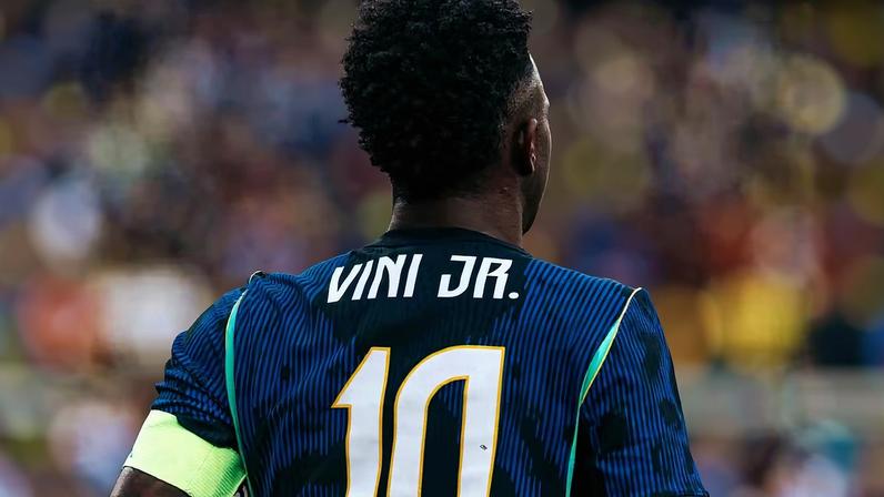 Vini Jr. com a camisa 10 e faixa de capitão do Brasil — Foto: Jonathan Guimarães / One9content