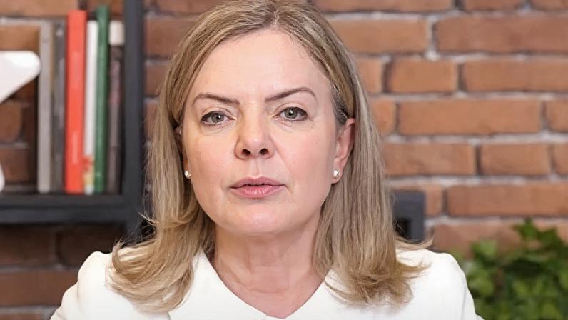 7.out.2024 - Gleisi Hoffmann durante entrevista ao UOL