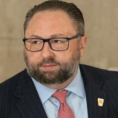 Ex-assessor de Trump repercute notícia britânica sobre Moraes estar em apuros