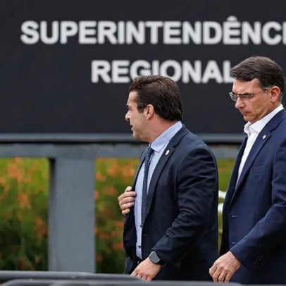 Flávio Bolsonaro passa a atuar como advogado de Jair Bolsonaro