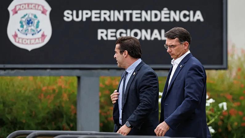 Com estratégia utilizada por Haddad e Lula em 2018, Flávio e Bolsonaro ampliam capacidade de direcionamento na campanha presidencial.