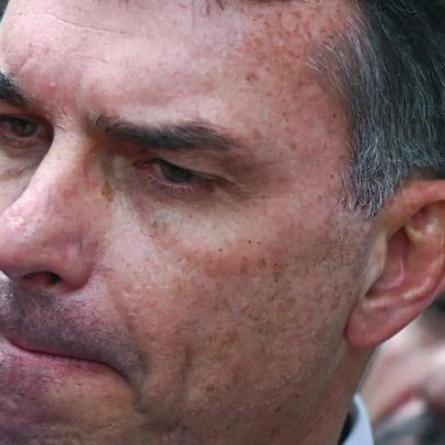 Flávio Bolsonaro registra B.O. por ameaça de facada em rede social