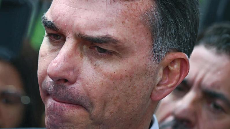 O senador Flávio Bolsonaro, após visita ao pai, Jair Bolsonaro. (Foto: André Borges / (EPA) EFE)