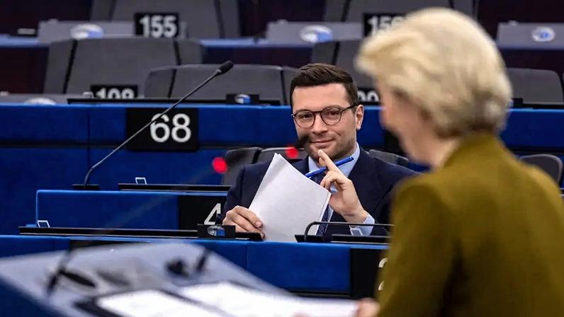 Relatório do Brasil: Jordan Bardella, líder do Patriots for Europe. O grupo virá ao Brasil e, durante agenda na Câmara, receberá um relatório sobre as condições dos presos do dia 8 de janeiro. (Foto: Christophe Petit Tesson/EFE)
