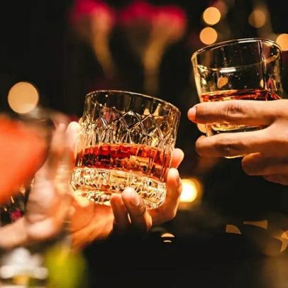 Pensar em certos tipos de álcool sem beber pode alterar o humor, diz estudo