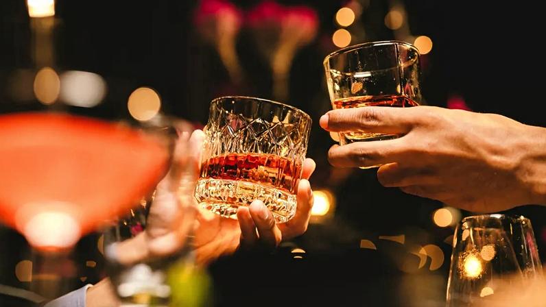 Pensar em certos tipos de álcool sem beber pode alterar o humor, diz estudo