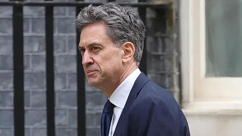 Lucro com preços do petróleo não será tolerado, diz Miliband