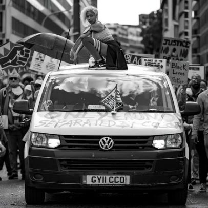 Mostra de Misan Harriman em Londres analisa protestos e solidariedade