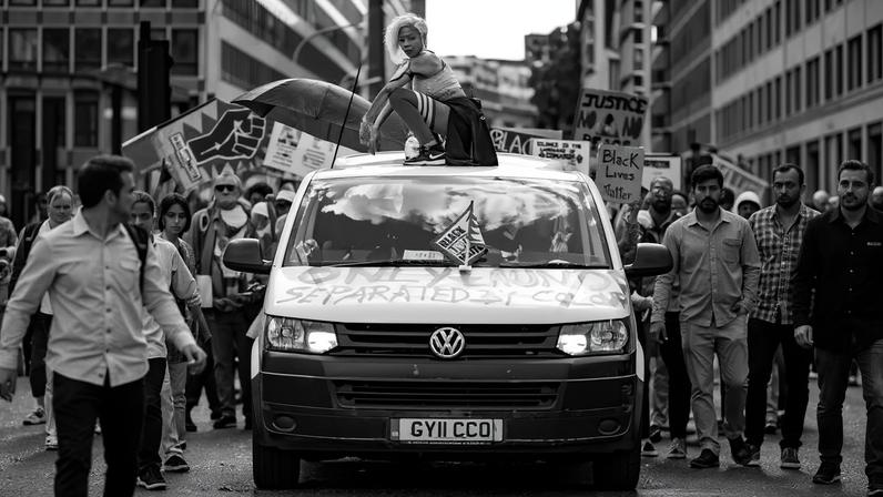 Mostra de Misan Harriman em Londres analisa protestos e solidariedade