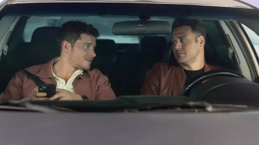 Foto de Ryan Guzman e Oliver Stark em episódio de 9-1-1