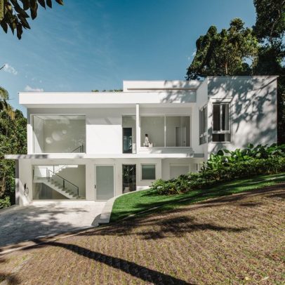 Casa de praia modernista recebe materiais duráveis para curtir o pós-mar