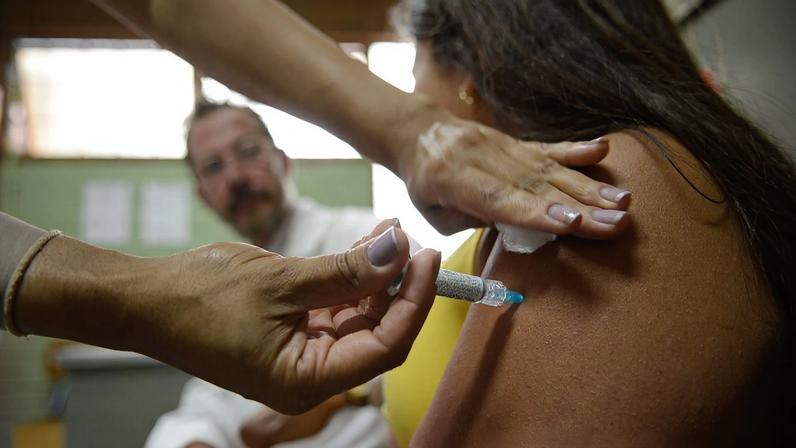 Brasília - Alunas do Centro de Ensino Fundamental 25, em Ceilândia, são vacinadas contra o papiloma vírus humano - HPV (Marcelo Camargo/Agência Brasil)