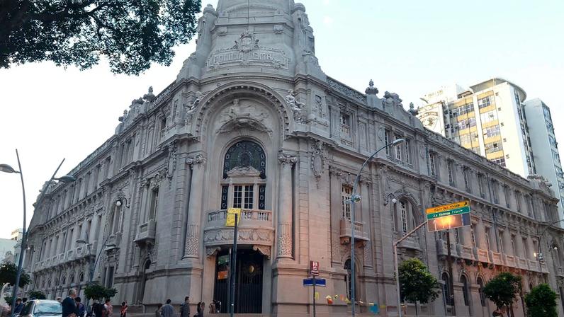 O movimento Ocupa Dops promove um ato público em frente ao antigo prédio do Departamento de Ordem Política e Social (Dops) no Rio, para marcar o Dia Internacional de Combate à Tortura (Tânia Rêgo/Agência Brasil)