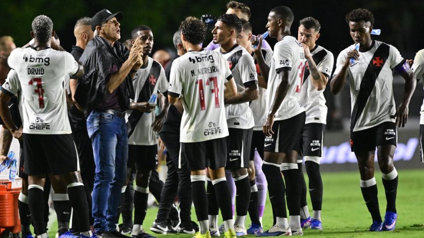 Renato orienta jogadores do Vasco — Foto: André Durão