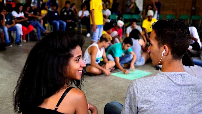 São Paulo - Após pronunciamento do governador Alckmin, representantes dos alunos se reúnem na Escola Estadual Caetano de Campos em assembleia para discutir se vão desocupar as escolas (Rovena Rosa/Agência Brasil)