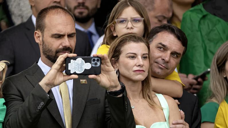 Eduardo Bolsonaro defende supervisão internacional de eleições no Brasil