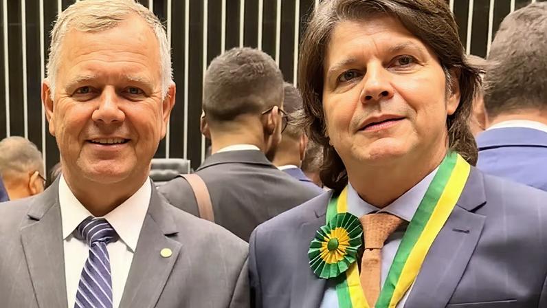 Deputado Federal, Lúcio Mosquini (à esquerda), recebeu R$ 250 mil em doações de campanha do empresário e fazendeiro Sérgio Botelho Teixeira, alvo de uma multa de R$ 5,5 milhões aplicada pelo Ibama. Mosquini é autor de projeto que, segundo ambientalistas, fragiliza combate ao desmatamento — Foto: Reprodução/Perfil de Lucio Mosquini no Instagram
