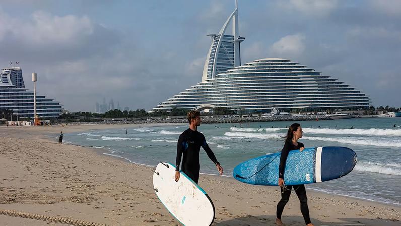 Destinos alternativos como o Caribe, Tailândia e Espanha estão se tornando mais atraentes para turistas.