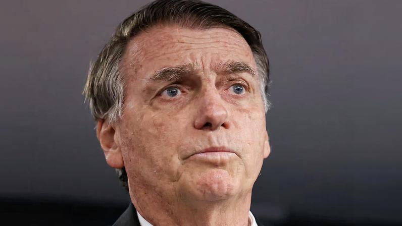 Jair Bolsonaro (PL) está proibido de ter contato com meio externo com uso de itens de comunicação