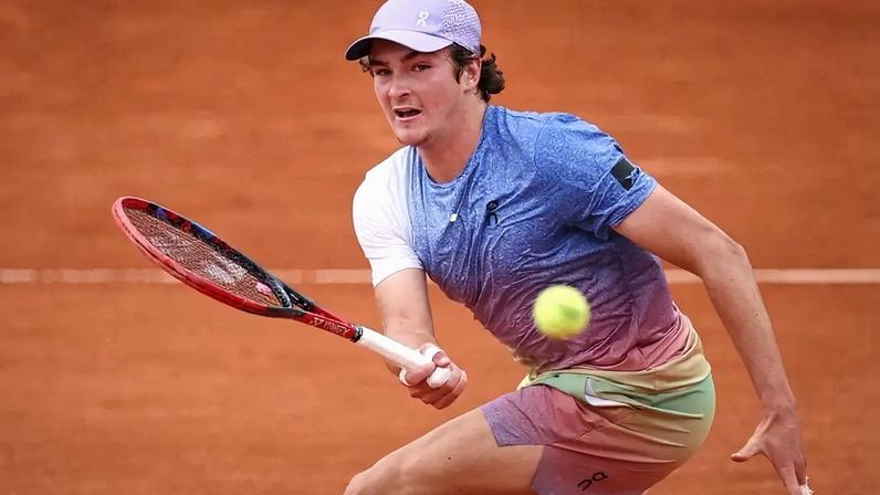 João Fonseca faz um voleio na partida contra o francês Pierre-Hugues Herbert em Roland Garros (Photo by Anne-Christine POUJOULAT / AFP)