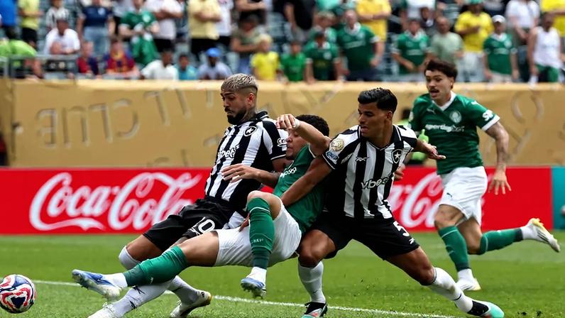Jogos de hoje: jogadores de Palmeiras e Botafogo disputam bola durante partida pelo Mundial de Clubes (Foto: Franck Fife/AFP)